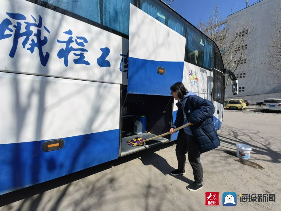 踐行雷鋒精神，提質(zhì)勞動(dòng)教育——濟(jì)南工程職院“軌道藍(lán)”志愿服務(wù)隊(duì)開展義務(wù)清潔校車活動(dòng)