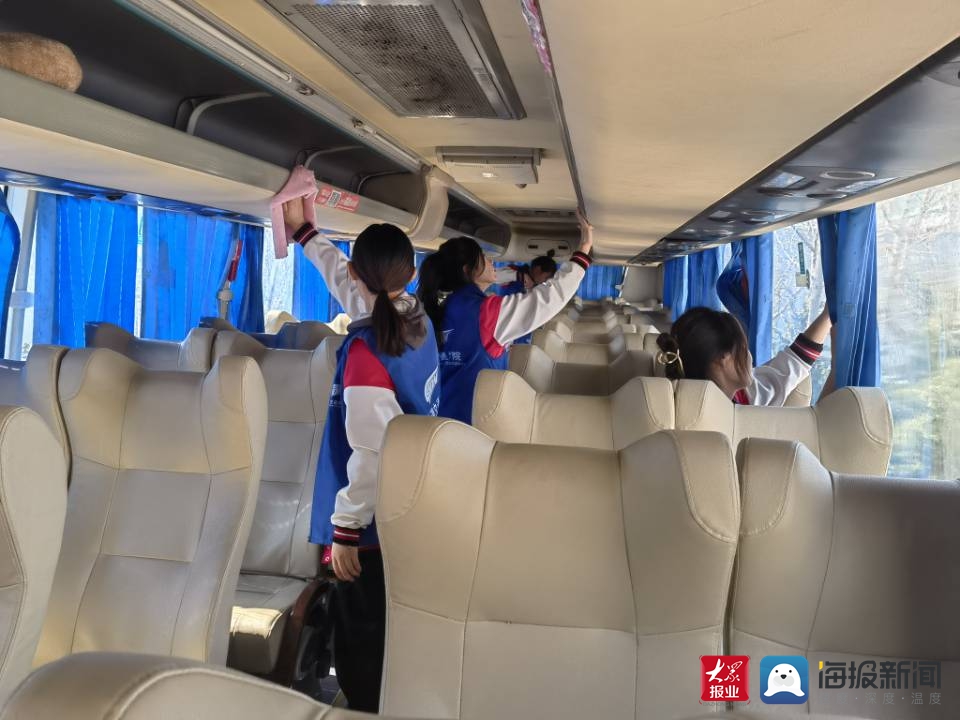 踐行雷鋒精神，提質(zhì)勞動(dòng)教育——濟(jì)南工程職院“軌道藍(lán)”志愿服務(wù)隊(duì)開展義務(wù)清潔校車活動(dòng)