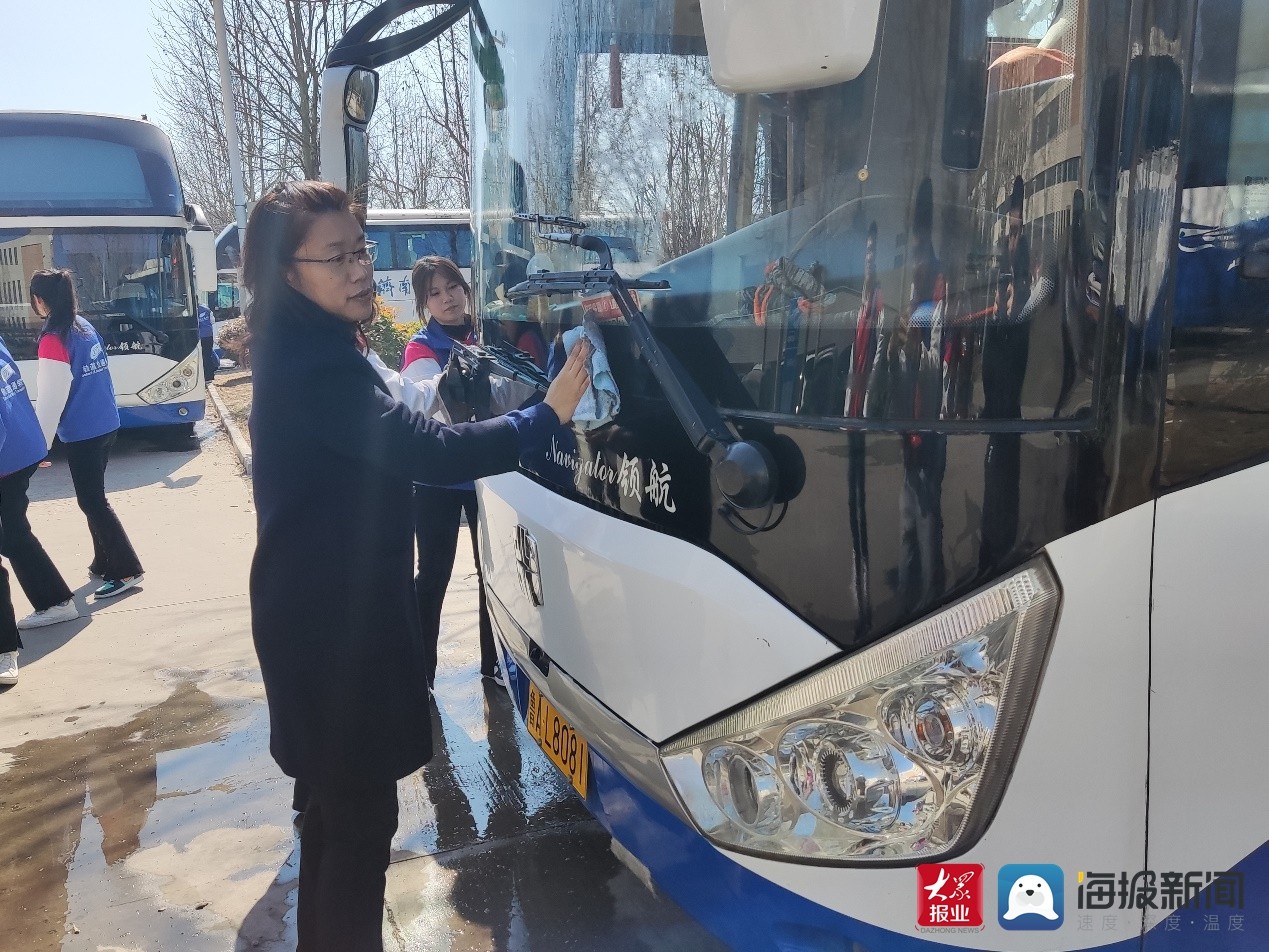 踐行雷鋒精神，提質(zhì)勞動(dòng)教育——濟(jì)南工程職院“軌道藍(lán)”志愿服務(wù)隊(duì)開展義務(wù)清潔校車活動(dòng)