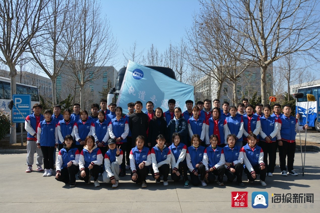 踐行雷鋒精神，提質(zhì)勞動(dòng)教育——濟(jì)南工程職院“軌道藍(lán)”志愿服務(wù)隊(duì)開展義務(wù)清潔校車活動(dòng)