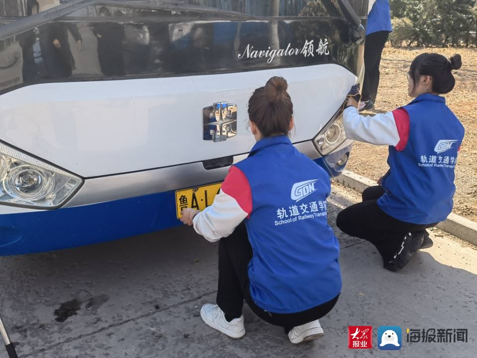 踐行雷鋒精神，提質(zhì)勞動(dòng)教育——濟(jì)南工程職院“軌道藍(lán)”志愿服務(wù)隊(duì)開展義務(wù)清潔校車活動(dòng)