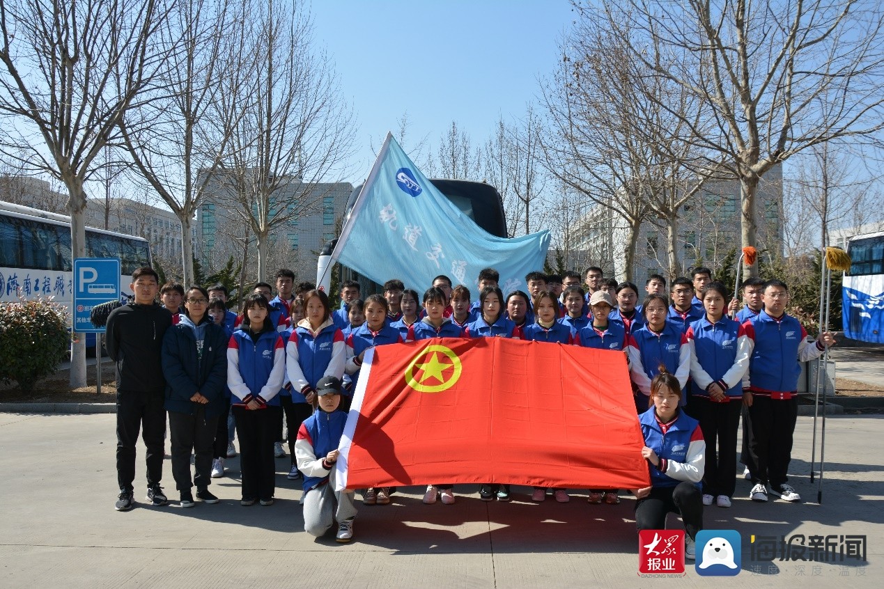 踐行雷鋒精神，提質(zhì)勞動(dòng)教育——濟(jì)南工程職院“軌道藍(lán)”志愿服務(wù)隊(duì)開展義務(wù)清潔校車活動(dòng)