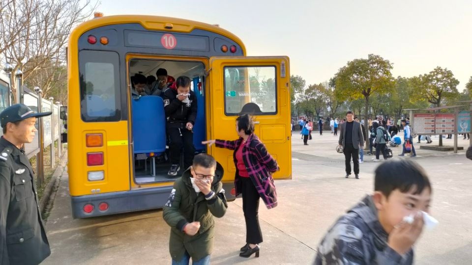 桐城市新店初中舉行校車應急疏散演練活動/ 桐城市新店初中舉行校車應急疏散演練活動