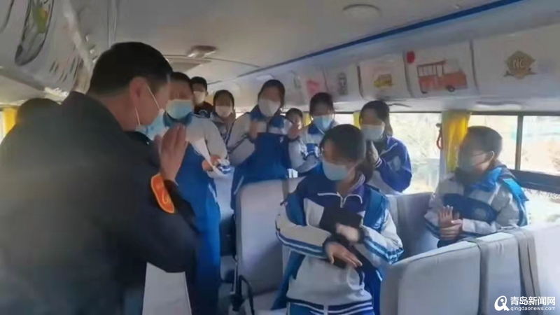 暖心！校車駕駛員即將退休 青大附中學生寫信送別