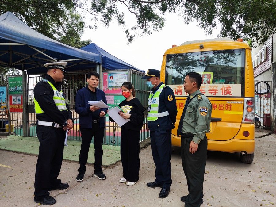 邕寧區開展校車安全檢查專項行動 筑牢平安上學路