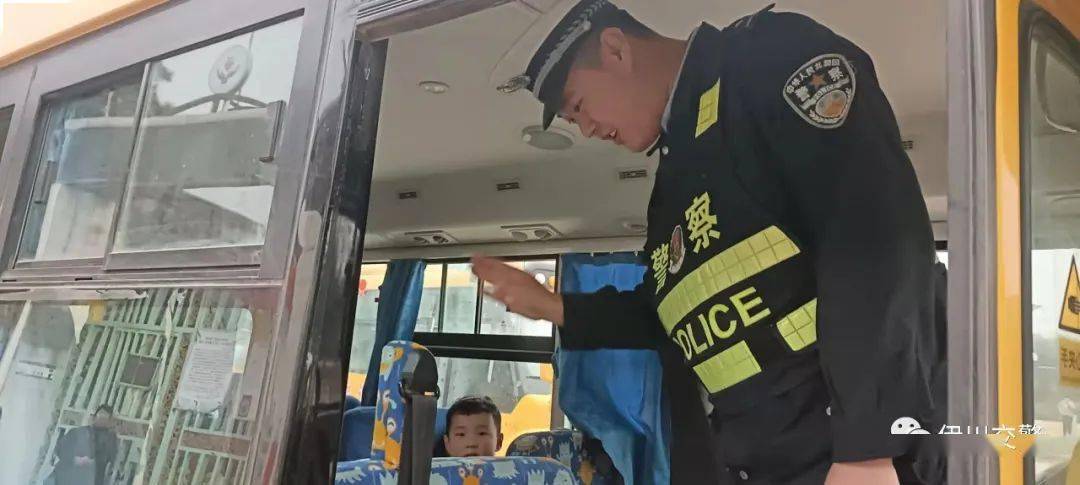 伊川縣交警大隊聯(lián)合縣教體局、交通局開展校車安全專項督查行動