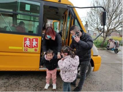 寶應(yīng)縣安宜鎮(zhèn)沿河幼兒園開展校車突發(fā)事故應(yīng)急疏散演練
