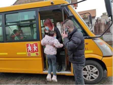 寶應(yīng)縣安宜鎮(zhèn)沿河幼兒園開展校車突發(fā)事故應(yīng)急疏散演練