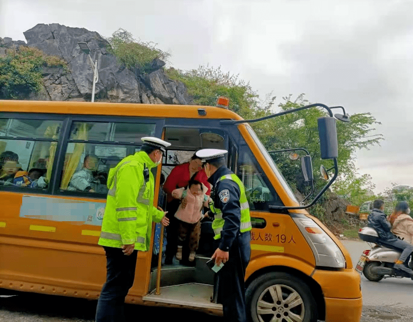 危險(xiǎn)！桂林某幼兒園校車嚴(yán)重超載，抓捕現(xiàn)場曝光