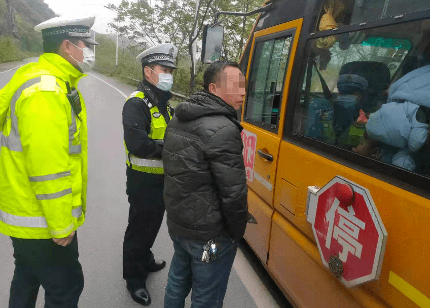 危險(xiǎn)！桂林某幼兒園校車嚴(yán)重超載，抓捕現(xiàn)場曝光
