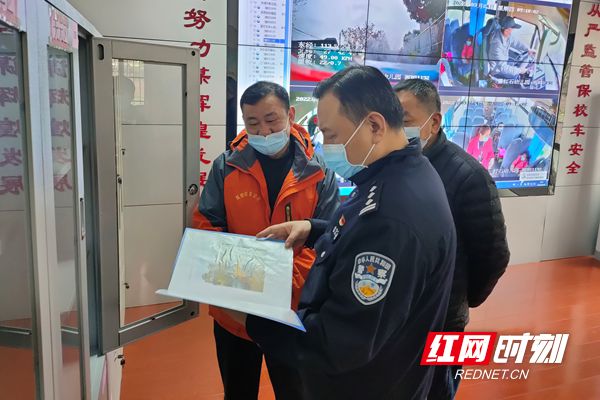 株洲天元交警深入校車公司開展安全督導檢查/ 1.jpg