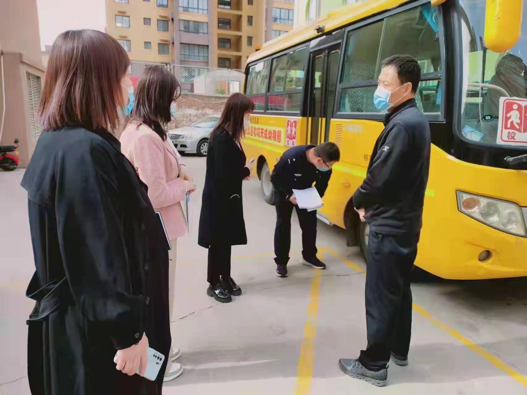 長武交警聯合縣教育局開展校車安全檢查