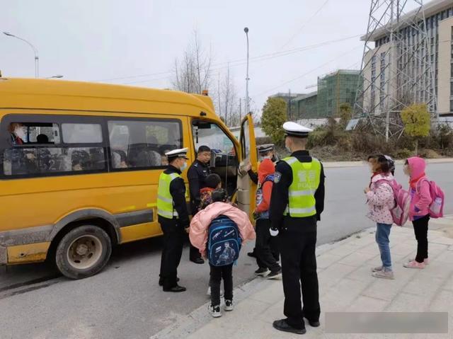 杜絕校車超員，紅安警方嚴格把關