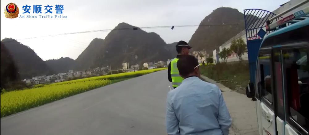 打非治違丨關注學生交通安全，安順交警一天內“打掉”3輛“黑校車”