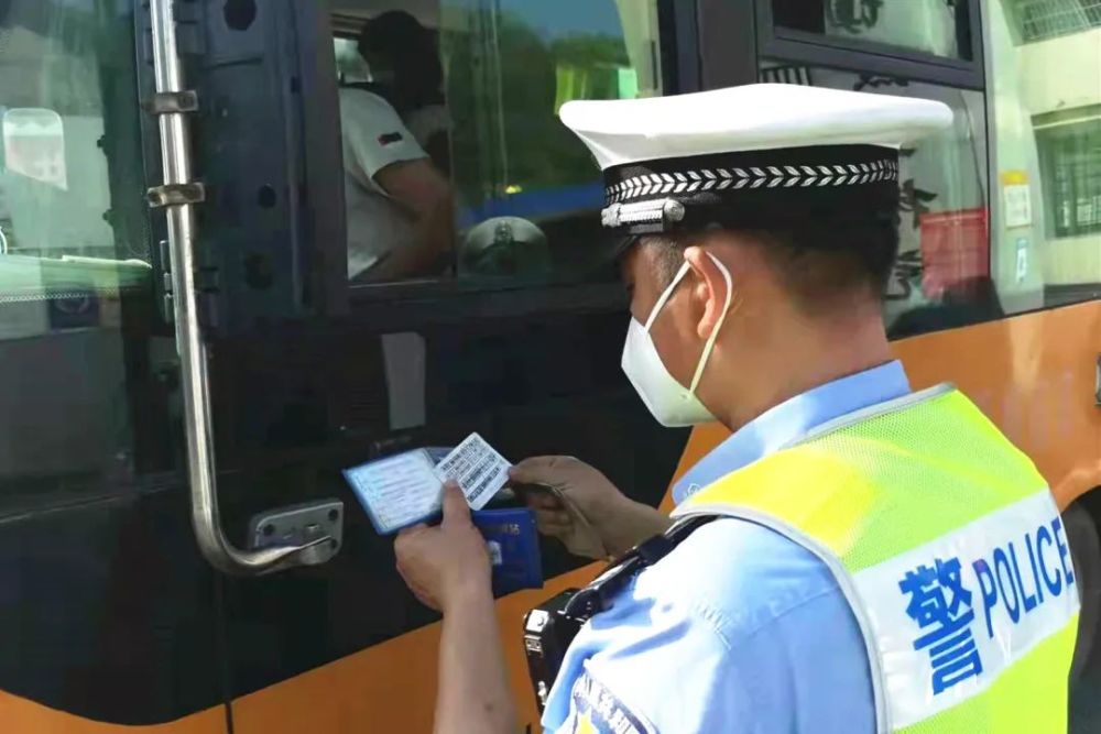 交警大隊開展校車安全突擊檢查，護航平安上學路