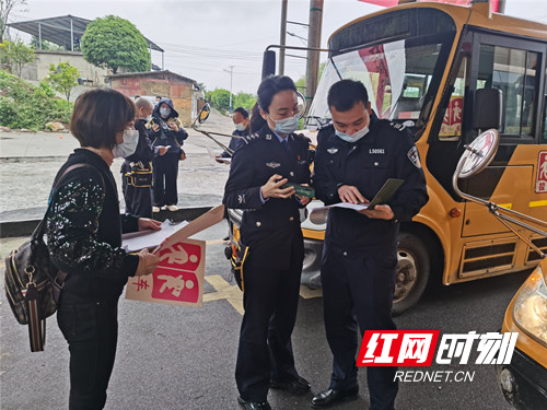 桂陽交警開設綠色通道 為全縣校車集中“體檢”