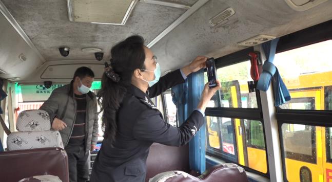 我為群眾辦實事 | 縣交警大隊為校車“體檢” 確保學生安全出行