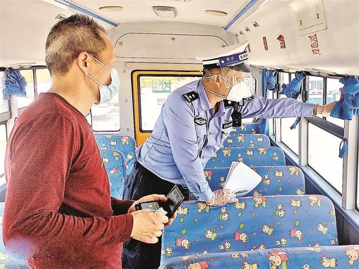 嚴把校車安全關 福海交警中隊開展校車“大體檢” 嚴把校車安全關 福海交警中隊開展校車“大體檢”