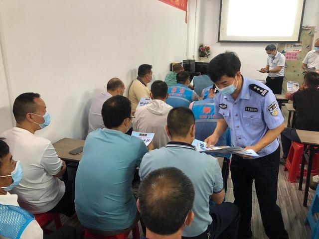 東莞交警開展校車駕駛員安全教育培訓暨校車安全應急演練