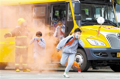 浙江湖州：學(xué)生進(jìn)行校車(chē)應(yīng)急逃生演練