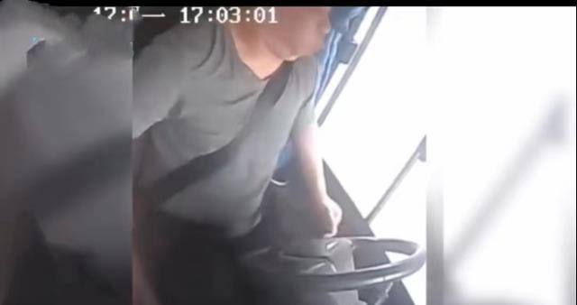 感動！校車司機駕車時突發腦梗，倒下前拼盡最后力氣保全13名幼兒