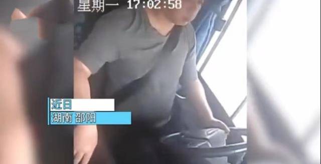 感動！校車司機駕車時突發腦梗，倒下前拼盡最后力氣保全13名幼兒
