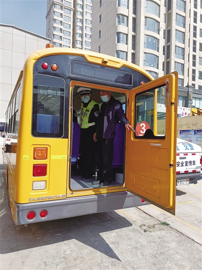 嚴(yán)把校車“體檢關(guān)”護(hù)航學(xué)生平安路 嚴(yán)把校車“體檢關(guān)”護(hù)航學(xué)生平安路