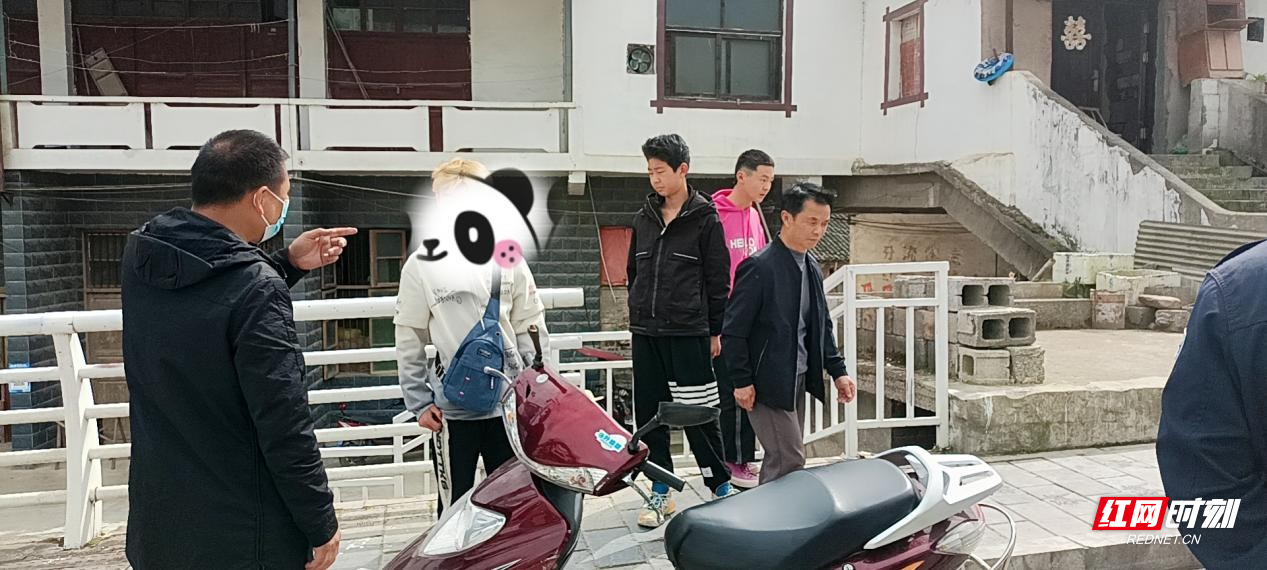 永定區(qū)教字埡鎮(zhèn)聯(lián)合張家界交警直屬一大隊集中開展涉校車輛專項整治行動/ 2(1).jpg