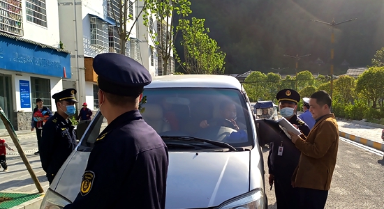 武陵源區:加強校車“體檢” 筑牢安全“防線” 2239826b681e524d6f450cda24ca169.jpg