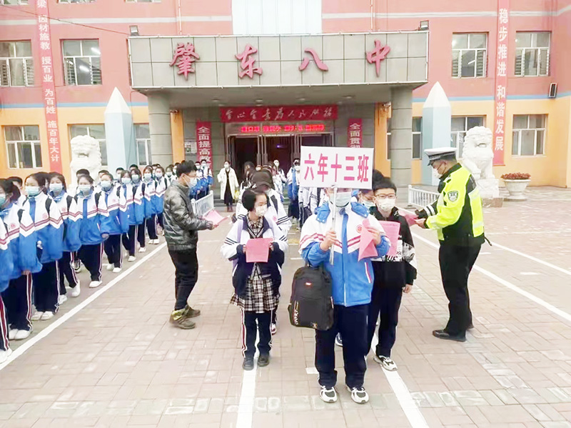 肇東交警大隊開展 “安全乘坐校車”宣傳活動 肇東交警大隊開展 “安全乘坐校車”宣傳活動