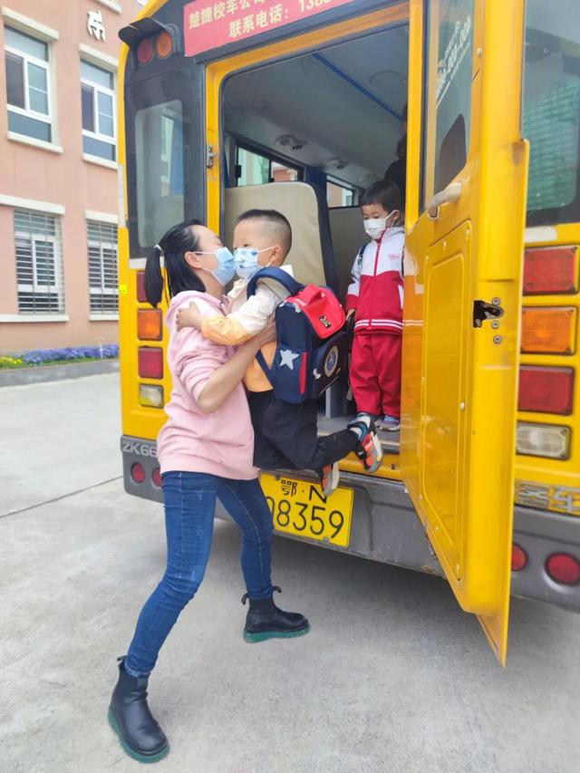 潛江市田家炳實驗小學附屬幼兒園開展校車應急疏散演練活動/ 潛江市田家炳實驗小學附屬幼兒園開展校車應急疏散演練活動