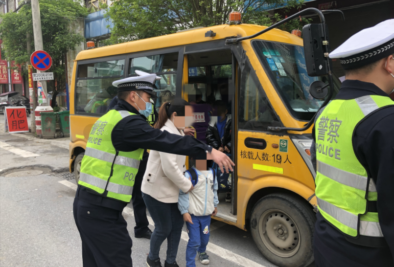 超員,校車司機準駕不符……全州交警開展校車安全整治 超員,校車司機準駕不符……全州交警開展校車安全整治