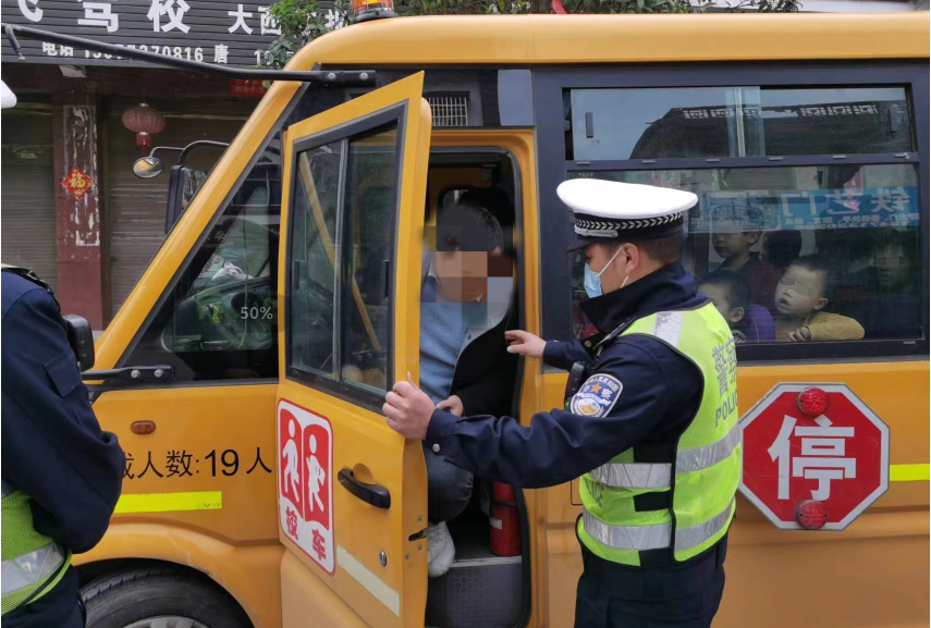 超員,校車司機準駕不符……全州交警開展校車安全整治 超員,校車司機準駕不符……全州交警開展校車安全整治