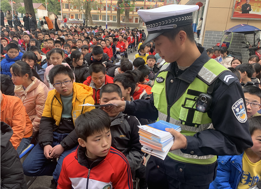 超員,校車司機準駕不符……全州交警開展校車安全整治 超員,校車司機準駕不符……全州交警開展校車安全整治