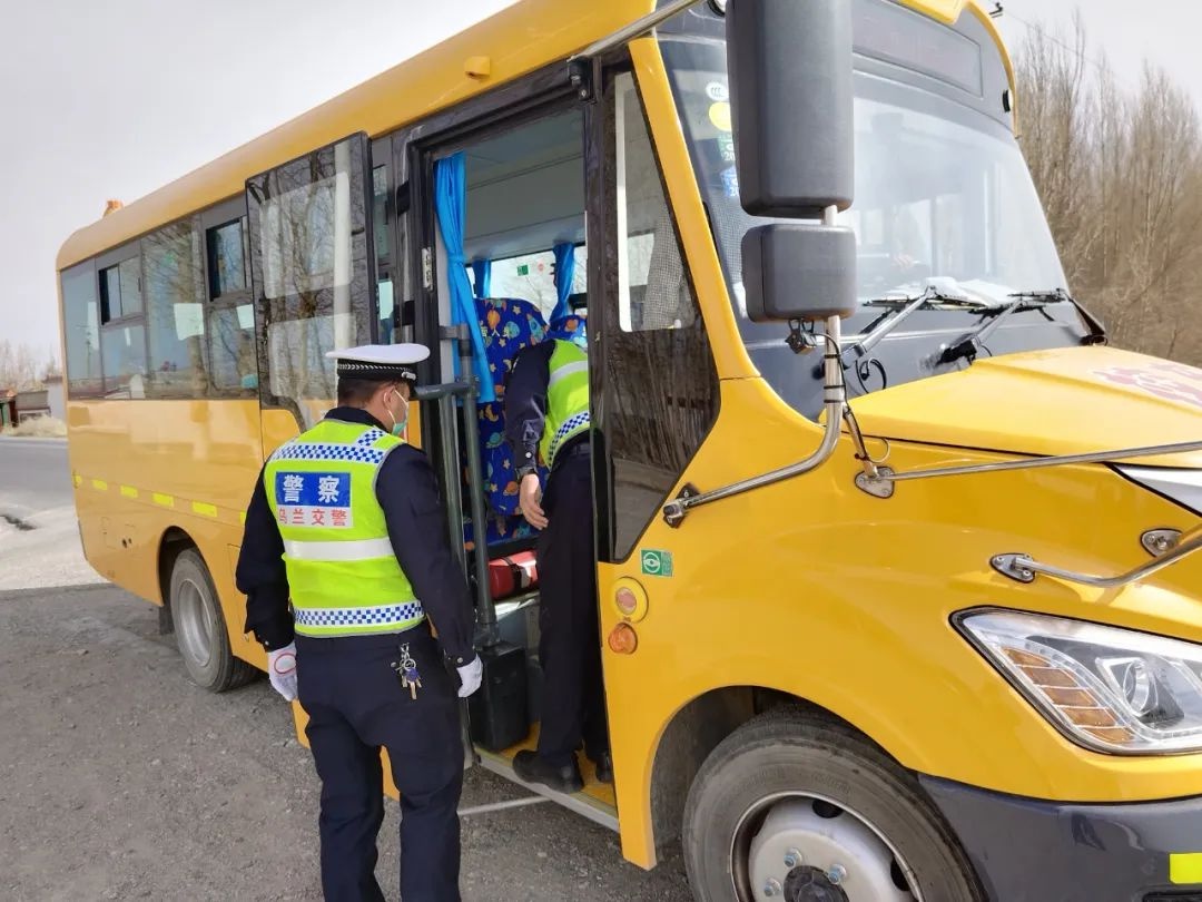 烏蘭交警對校車安全進行突擊檢查/ 烏蘭交警對校車安全進行突擊檢查