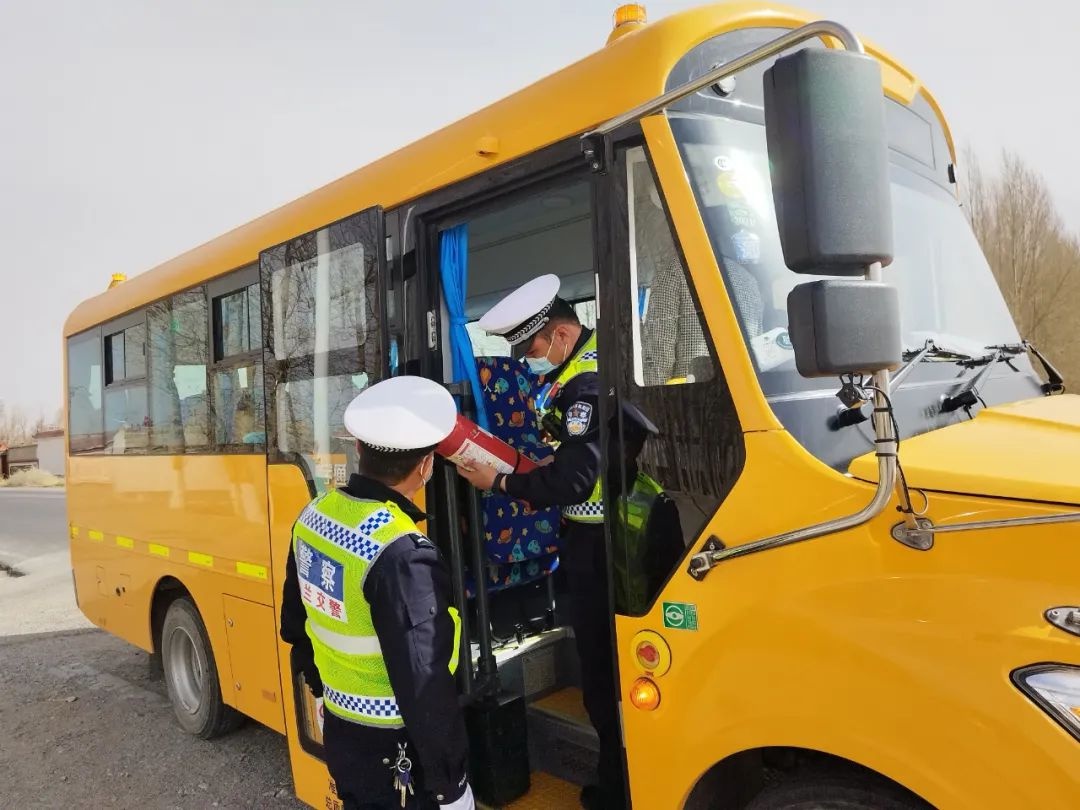 烏蘭交警對校車安全進行突擊檢查/ 烏蘭交警對校車安全進行突擊檢查