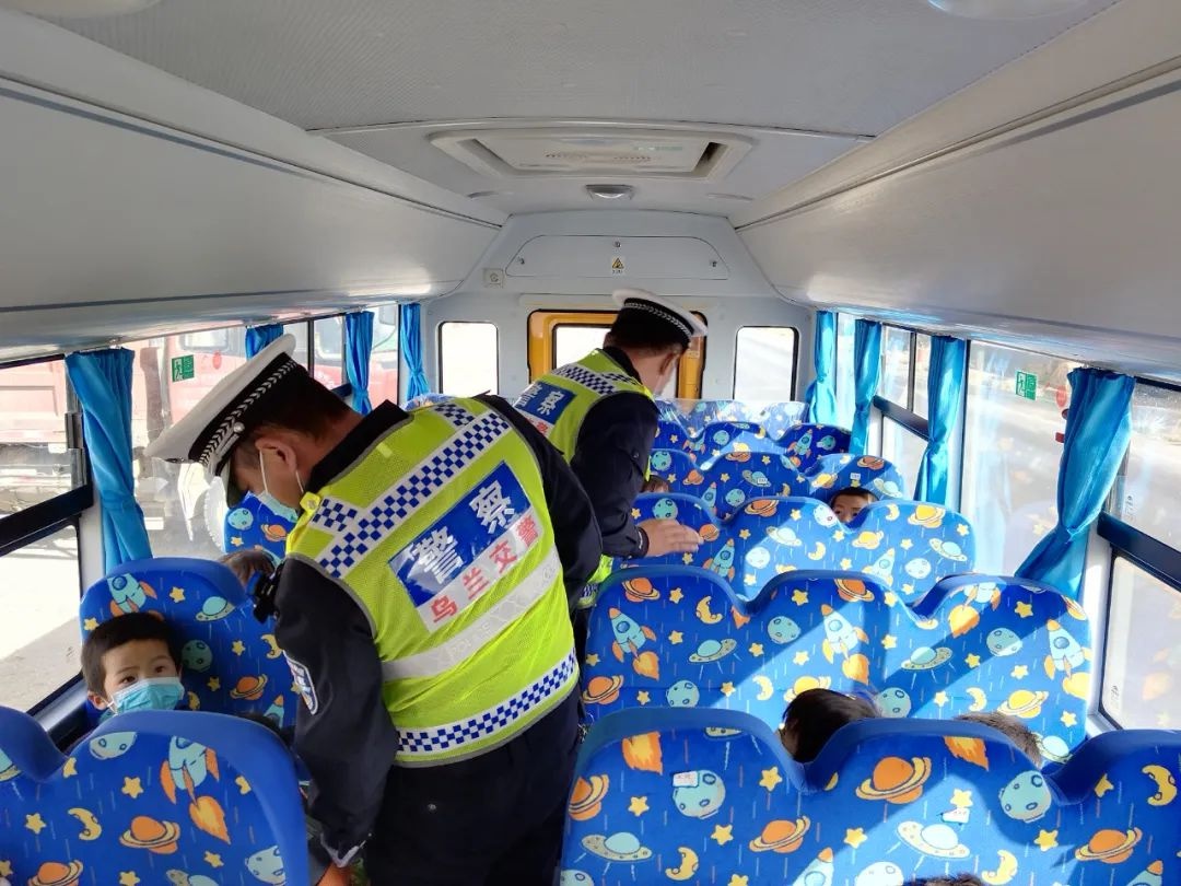 烏蘭交警對校車安全進行突擊檢查/ 烏蘭交警對校車安全進行突擊檢查