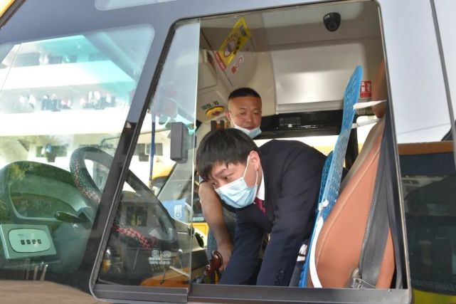 【政法在線】檢察公益訴訟守護孩子們的笑臉——安化縣人民檢察院開展校車安全檢查行動 圖片