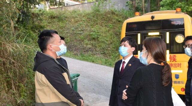 【政法在線】檢察公益訴訟守護孩子們的笑臉——安化縣人民檢察院開展校車安全檢查行動 圖片