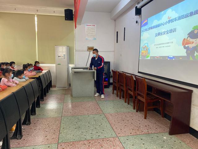 長(zhǎng)沙縣果園鎮(zhèn)中心小學(xué)：開(kāi)展校車(chē)應(yīng)急疏散演練 確保學(xué)生乘車(chē)安全