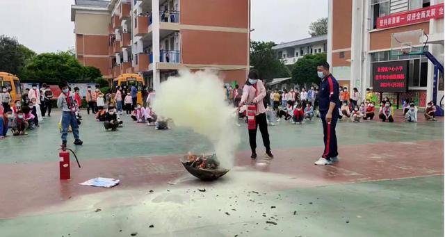 長(zhǎng)沙縣果園鎮(zhèn)中心小學(xué)：開(kāi)展校車(chē)應(yīng)急疏散演練 確保學(xué)生乘車(chē)安全