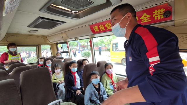 長(zhǎng)沙縣果園鎮(zhèn)中心小學(xué)：開(kāi)展校車(chē)應(yīng)急疏散演練 確保學(xué)生乘車(chē)安全