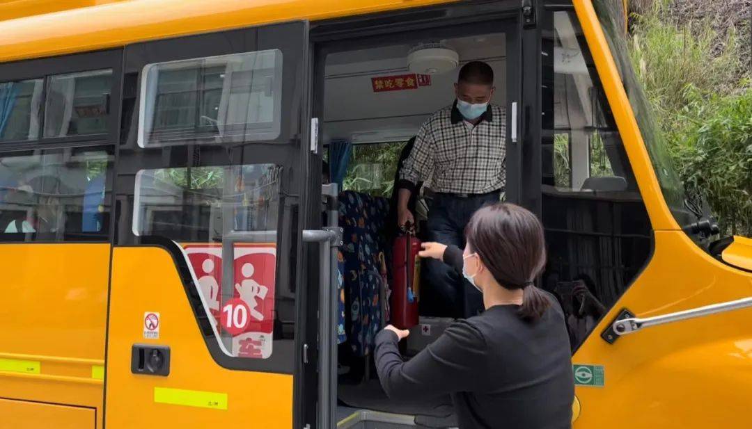 心系安全 平安乘車 ——諾亞舟惠州市惠城區(qū)惠外學(xué)校校車安全疏散演練活動(dòng)