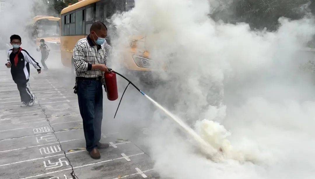 心系安全 平安乘車 ——諾亞舟惠州市惠城區(qū)惠外學(xué)校校車安全疏散演練活動(dòng)