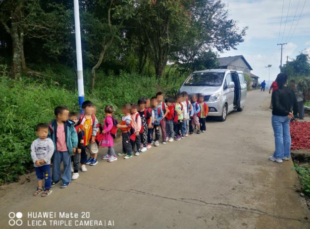 “黑校車”超員144.44%，司機、幼兒園負責人共3人獲刑！