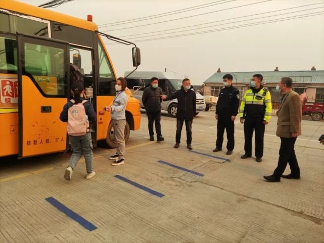 密山市教育局聯(lián)合交警隊(duì)——檢查校車安全! 圖片