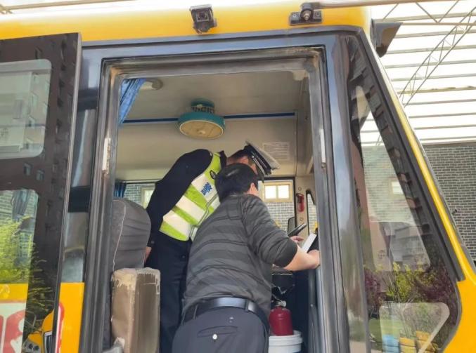 春雷行動|交警三大隊開展校車安全大檢查