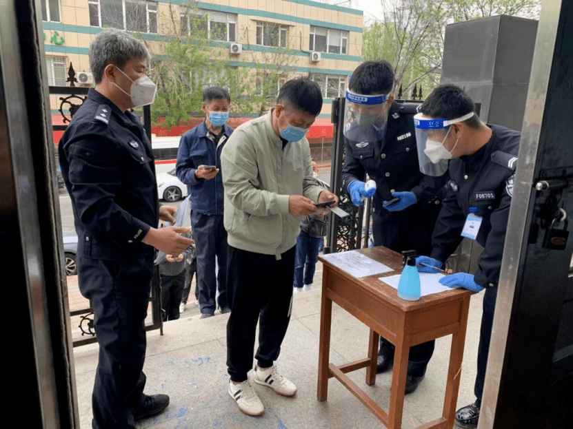 沈陽交警為物流貨車、校車駕駛人開設線下審驗業務專場