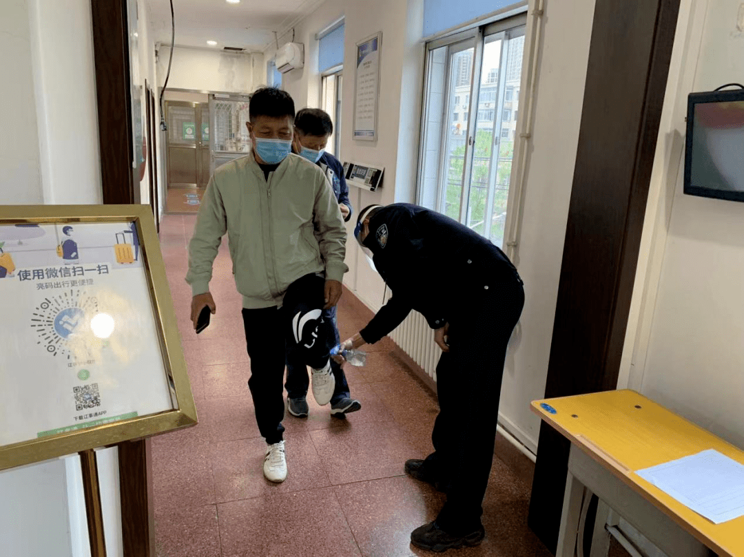 沈陽交警為物流貨車、校車駕駛人開設線下審驗業務專場