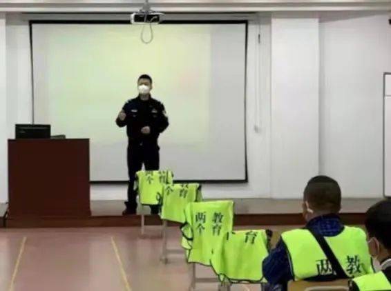 沈陽交警為物流貨車、校車駕駛人開設線下審驗業務專場